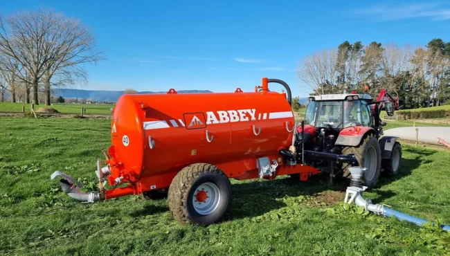 abbey-machinery-super-sprung-drawbar-tanker-in-field