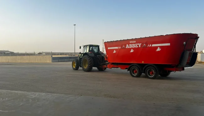 abbey-machinery-tri-auger-diet-feeder-blue-sky